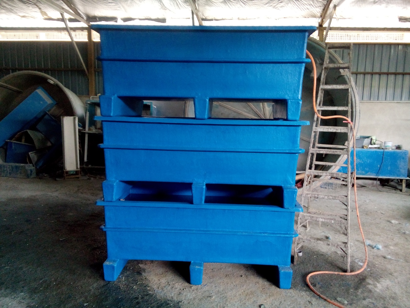Stackable : [ Stack-able Tank ] L 6 FT x W 3 FT x H 2 FT With 7